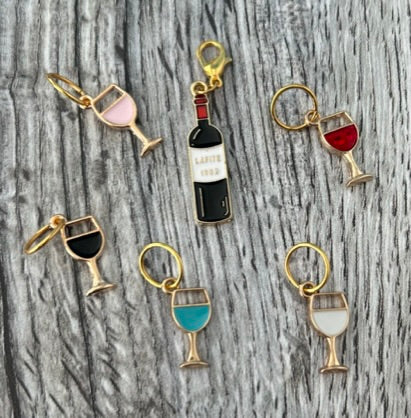 wine bottle charm with five glasses of wine on gold jump rings